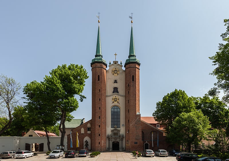 Catedral histórica con un órgano gigante