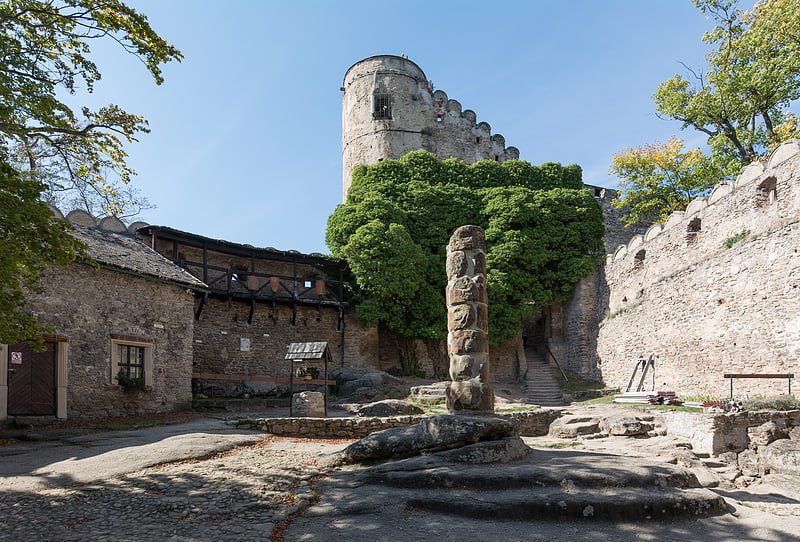 Castillo histórico en la cima de una colina con una taberna