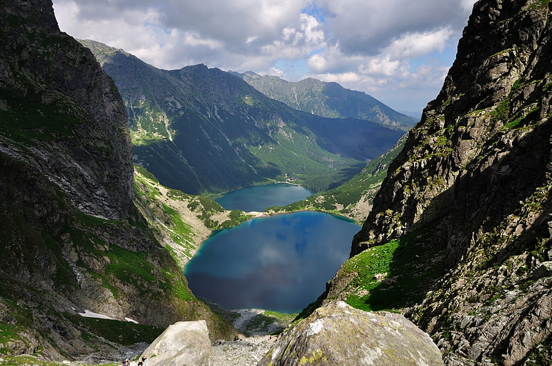 Un pintoresco lago de montaña conocido por el senderismo