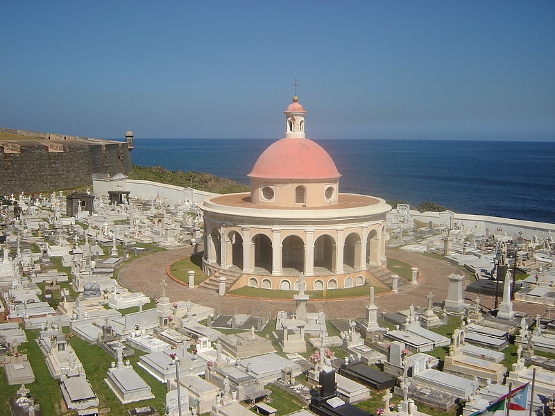 Denkmalgeschützter Friedhof aus der Kolonialzeit am Meer