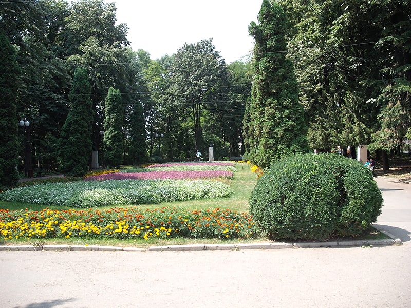 Öffentlicher Garten mit Obelisk und berühmtem Baum
