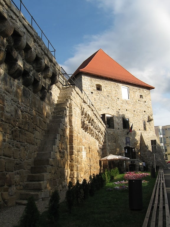 Festungsruinen mit einem wiederaufgebauten Turm