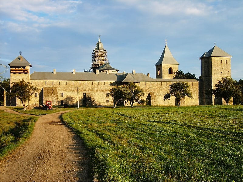 Fortaleza e iglesia medieval de Moldavia