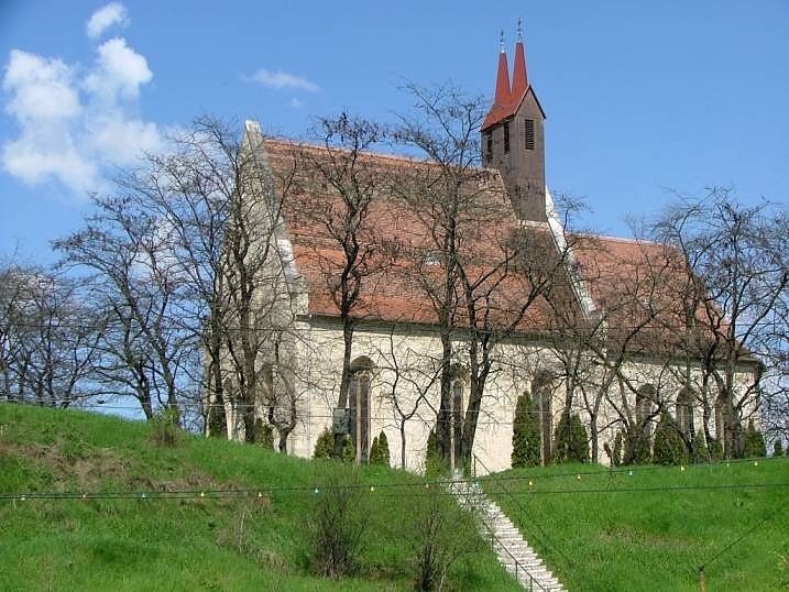 Katholische Kirche mit alten Befestigungsanlagen