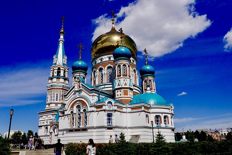 Monumentale Kathedrale mit bunten Kuppeln
