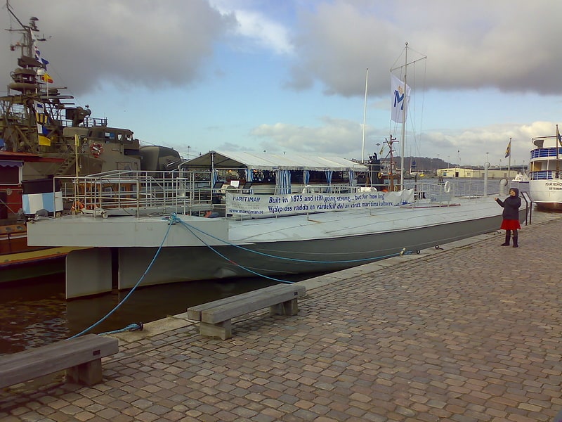 Museo marítimo con una flota de barcos
