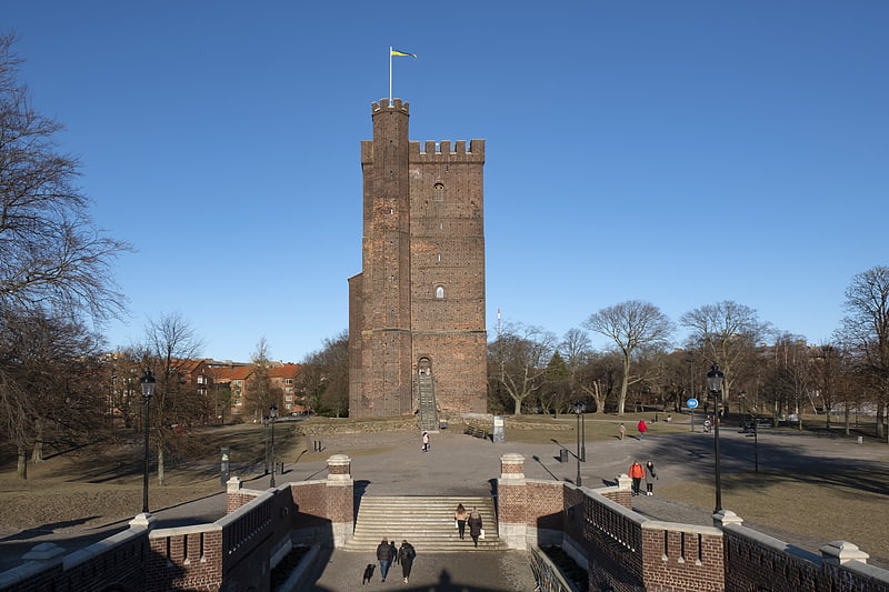 35 m hoher Turm, Überbleibsel einer mittelalterlichen Burg