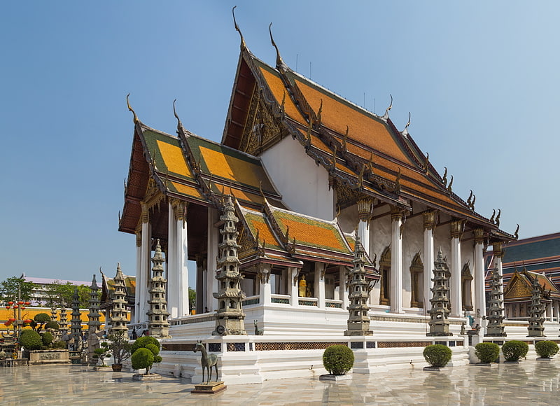 Buddhistischer Tempel mit ikonischer Riesenschaukel