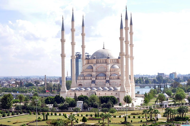 Grande mosquée en bord de rivière avec 6 minarets