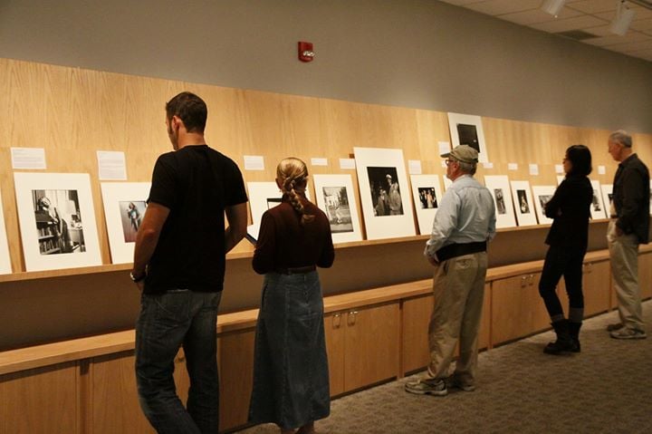 Obszerne wystawy fotografii i biblioteka