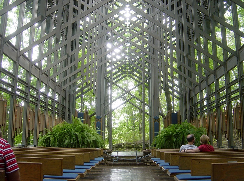 Kaplica w lesie z mnóstwem okien