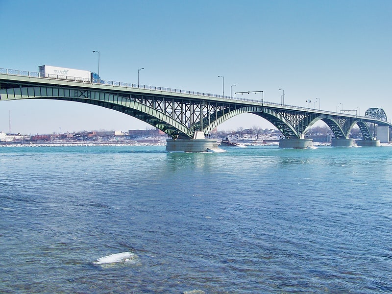 Malowniczy most łączący USA i Kanadę