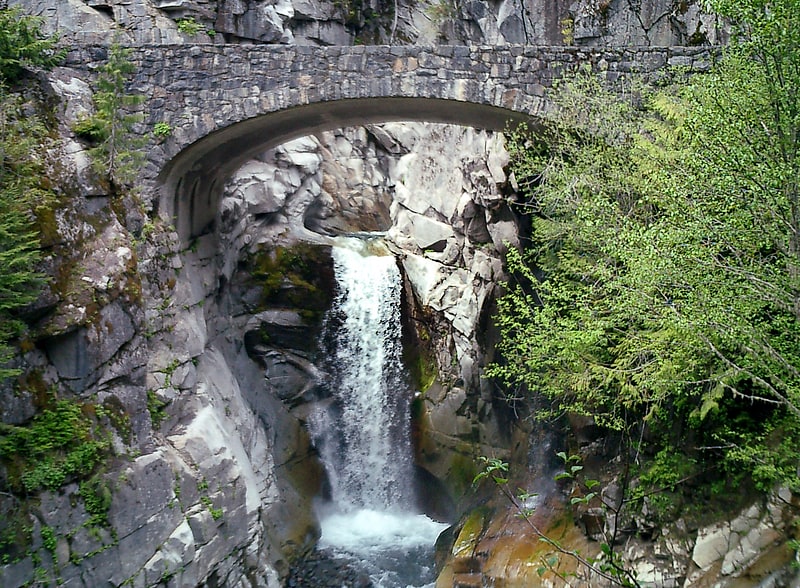 Hoch aufragende Wasserfälle im Mt. Rainier Park