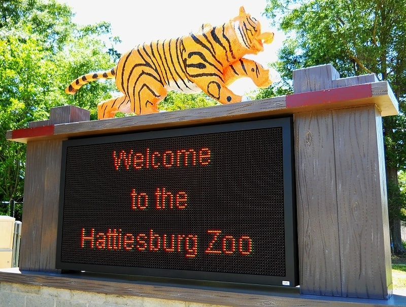Parque zoológico con animales y atracciones