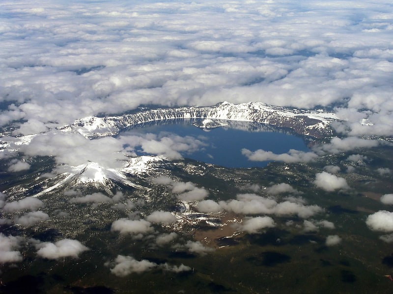 Volcán colapsado con el Lago del Cráter