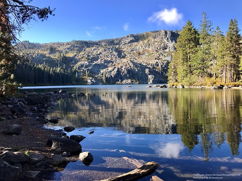 Lago de montaña para acampar y pescar