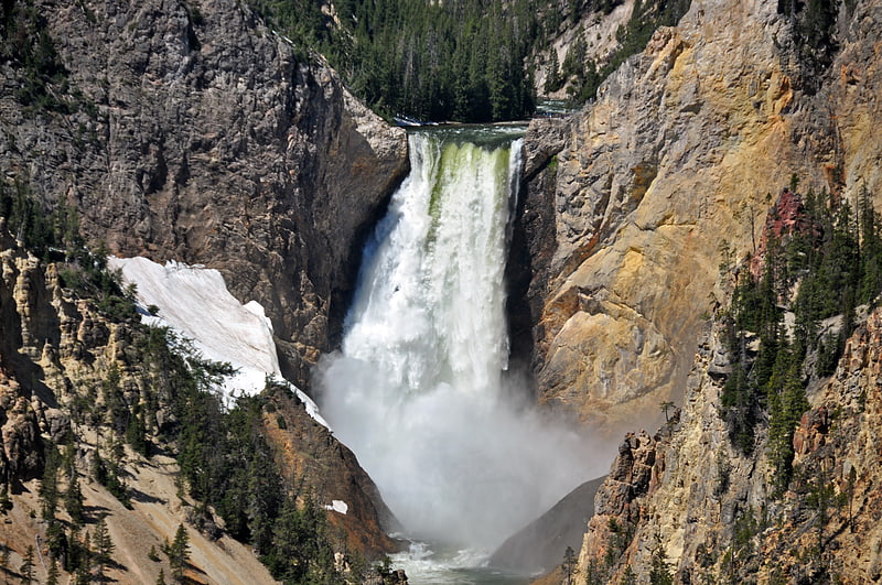 Großer Wasserfall mit Wanderwegen und Aussichtspunkten