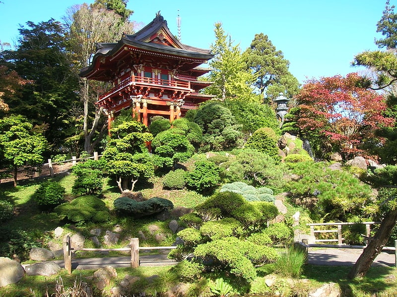Jardins soignés avec salon de thé japonais