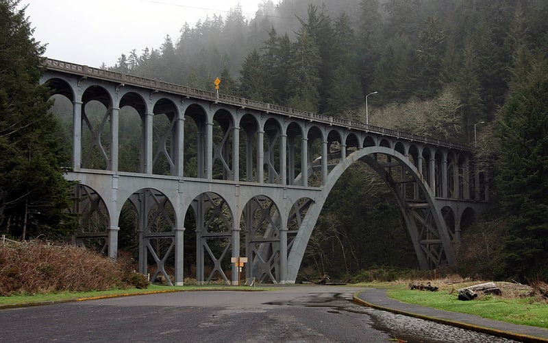 Bogenbrücke mit obenliegender Fahrbahn in Oregon