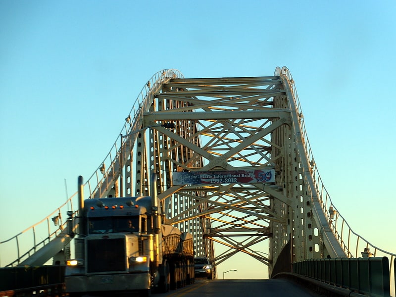 Ponts en arc en treillis dans le Sault Sainte-Marie, Michigan