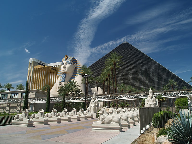 Animado complejo de casinos en forma de pirámide