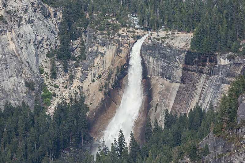 Kaskadenförmiger Wasserfall mit Pfaden und Aussicht