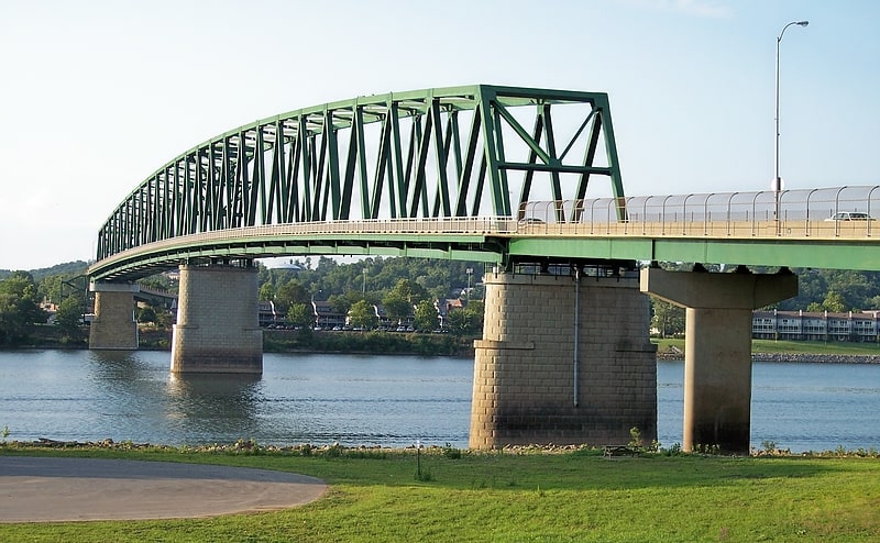 Continuous truss bridge in Williamstown, West Virginia