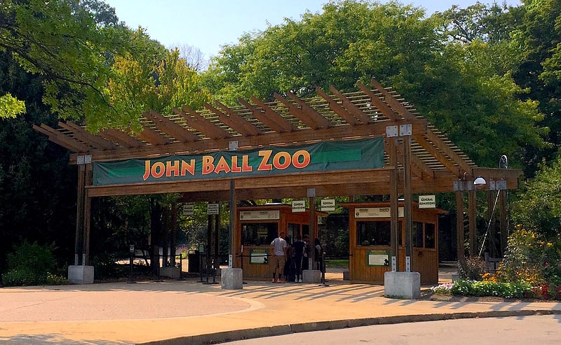 Zoo interactif avec aquarium