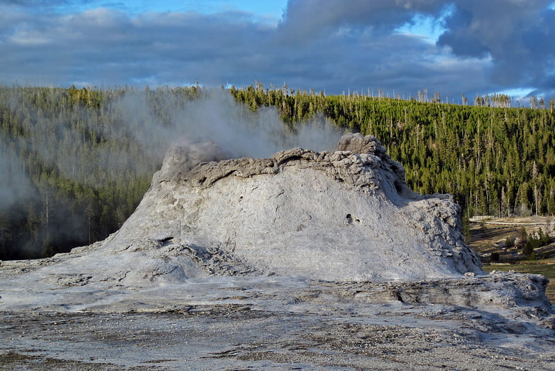 Eruption of water to a height of 90 ft