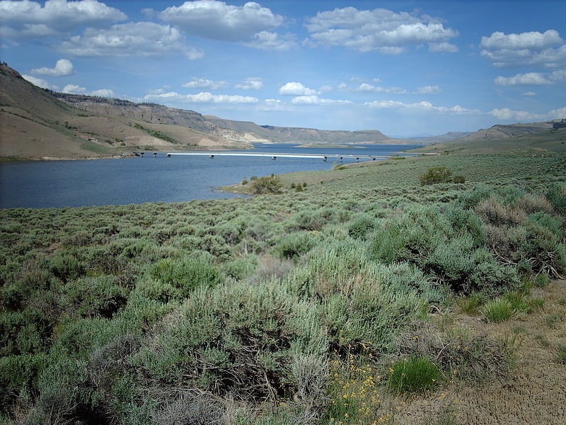 Lac de barrage dans le Colorado
