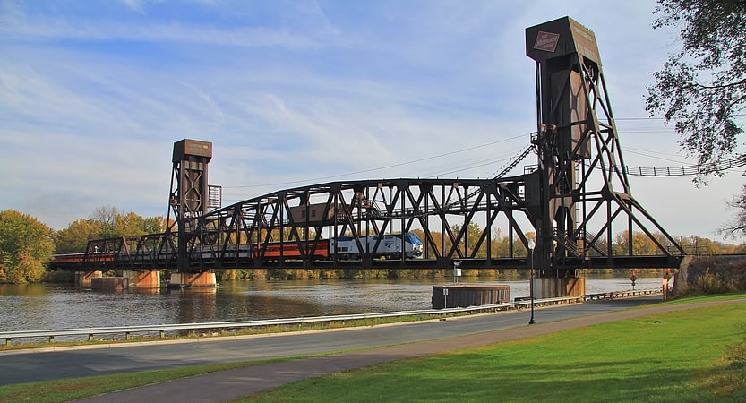 Vertical-lift bridge in Washington County