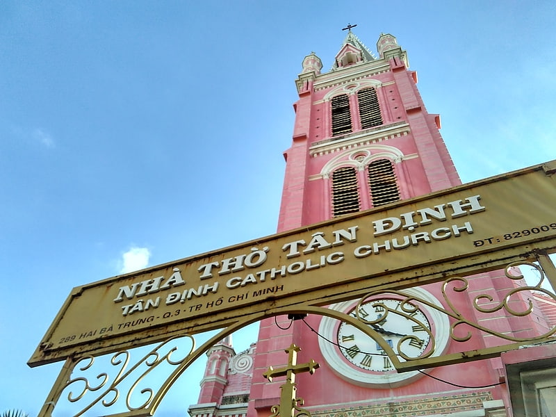 Katholische Kirche mit rosa Fassade