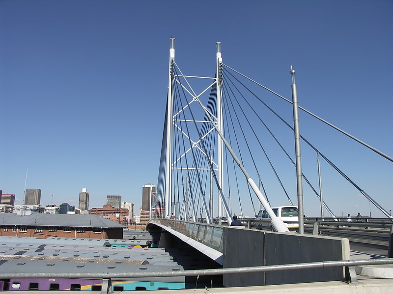 Puente atirantado en Johannesburgo, Sudáfrica